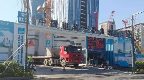 圍擋廠家、建筑施工圍擋圍深圳新材料產(chǎn)業(yè)大廈項目提供安全保障