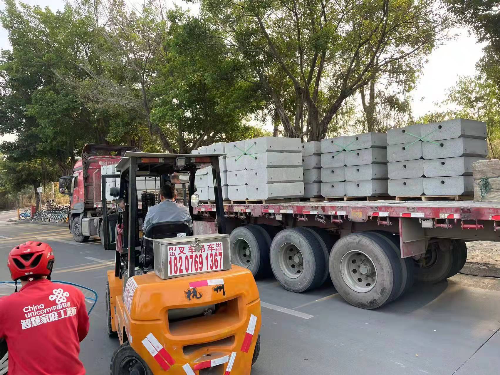 建筑工地的圍擋用的是什么材質(zhì)的材料??？